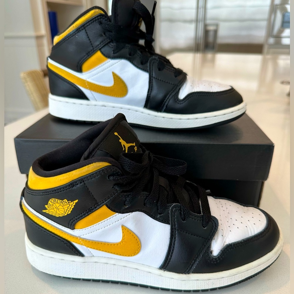NIKE Air Jordan 1 Mid Pollen Yellow Size 5Y or 5 554725-177 Sneaker